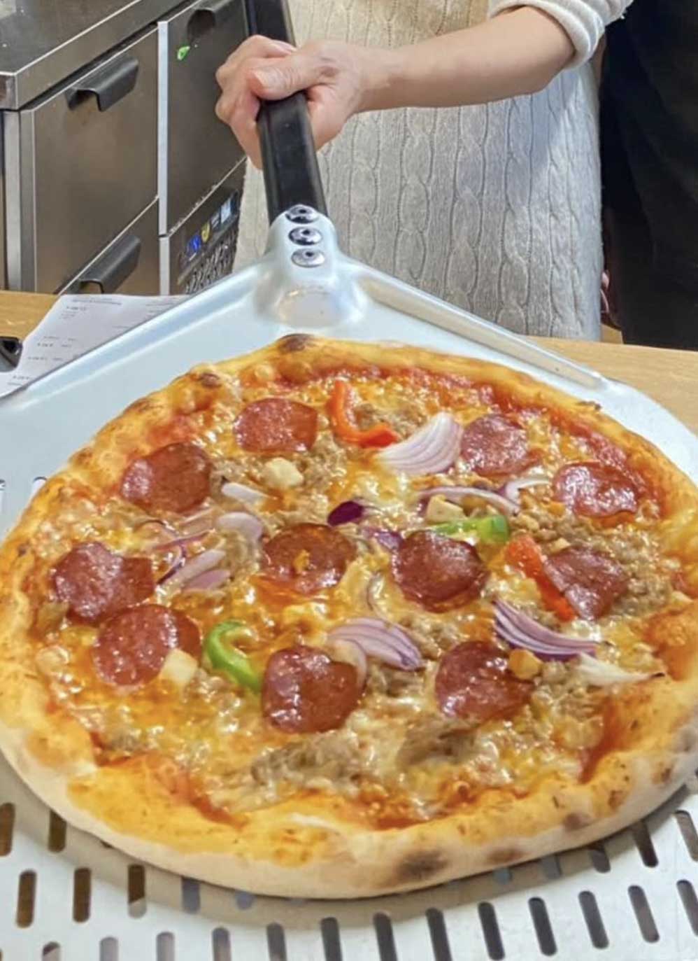 CABIN Pizza House の店内と料理